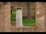 05546 ostia - regio iii - insula x - caseggiato degli aurighi (iii,x,1) - saeule ri regio iii - insula ix - case a giardino.jpg